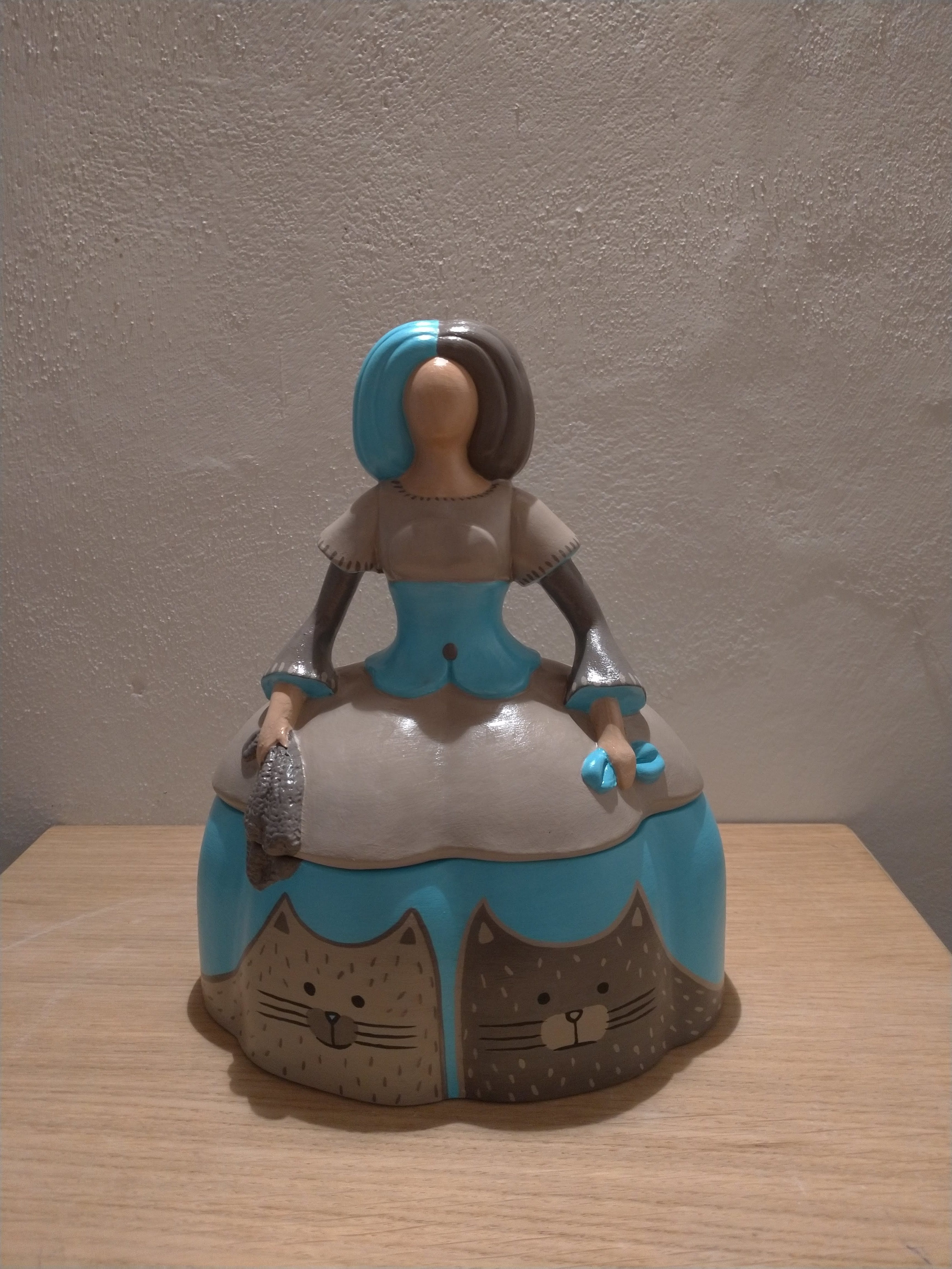 Dama portagioie in ceramica / Jewel case figurine