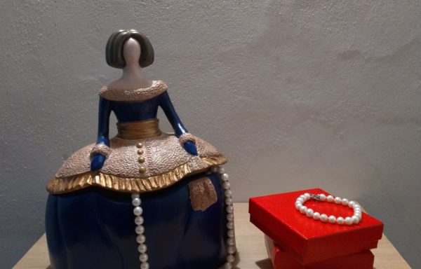Dama portagioie in ceramica / Jewel case figurine